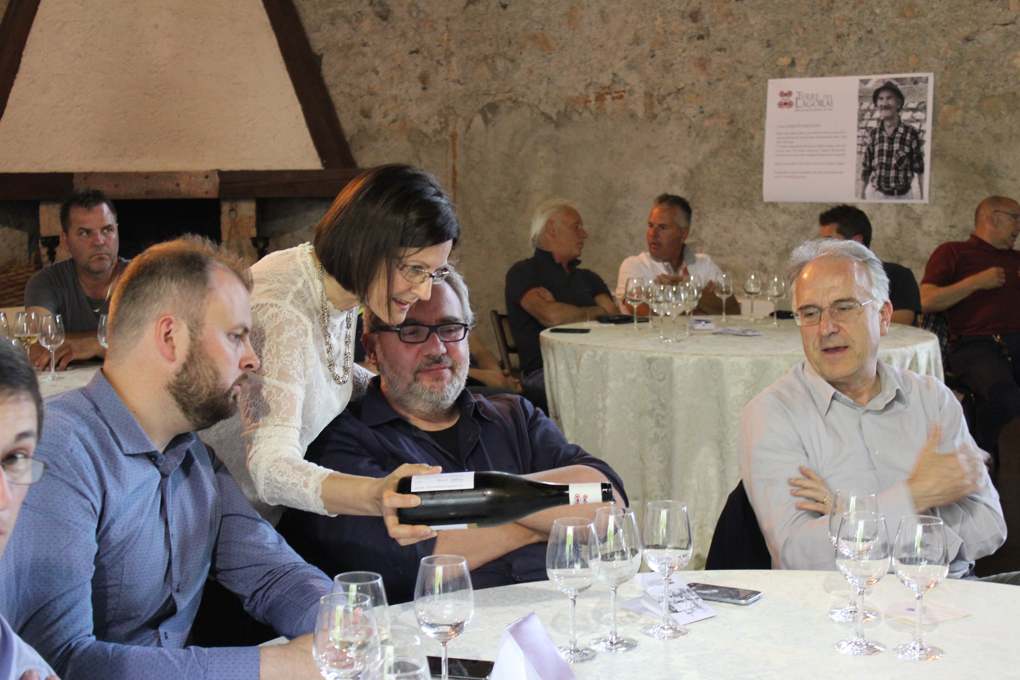 Il presidente della comunità Valsugana e Tesino assaggia il vino Il presidente della comunità Valsugana e Tesino assaggia il vino
